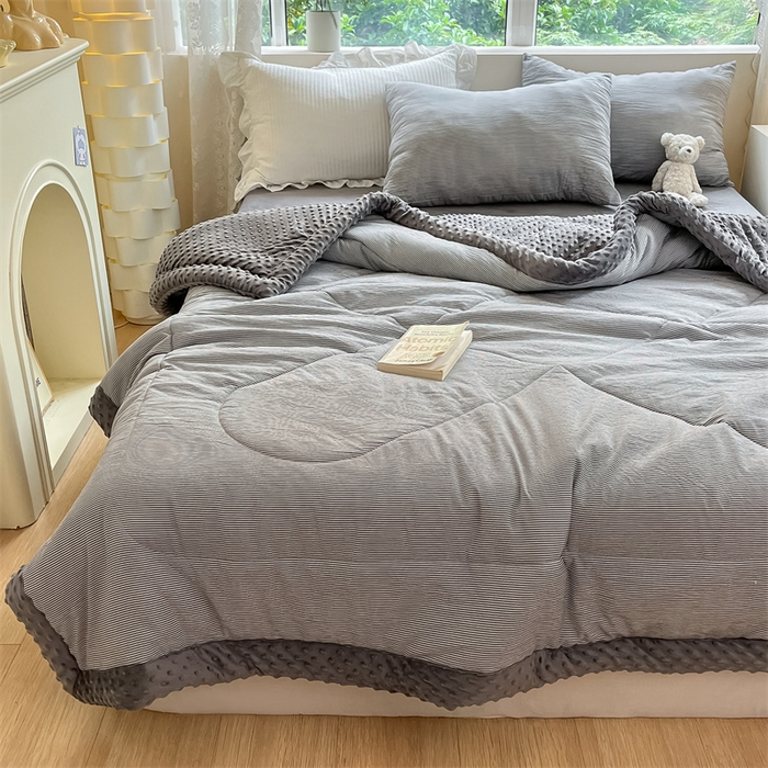 91家纺网 家纺一手货源 找家纺 云家 2025新款豆豆绒被子被芯夏凉被空调被四季被 灰细条