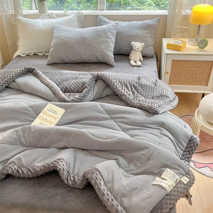 91家纺网 家纺一手货源 找家纺 云家 2025新款豆豆绒被子被芯夏凉被空调被四季被 灰细条