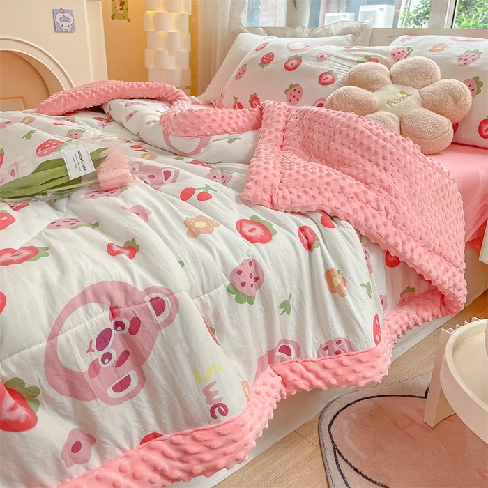 91家纺网 家纺一手货源 找家纺 云家 2025新款豆豆绒被子被芯夏凉被空调被四季被 草莓小熊