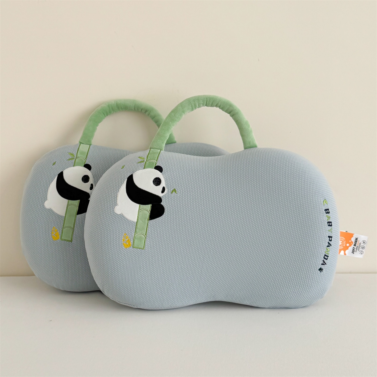 91家纺网 家纺一手货源 找家纺 （总）麦肯锡 2025新款暖绒手提熊猫猫肚枕 枕头枕芯