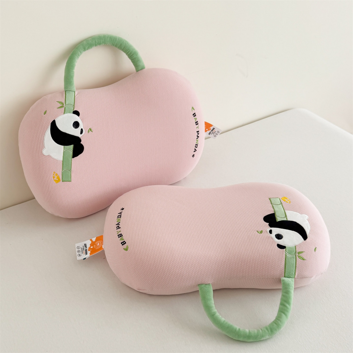 91家纺网 家纺一手货源 找家纺 （总）麦肯锡 2025新款暖绒手提熊猫猫肚枕 枕头枕芯