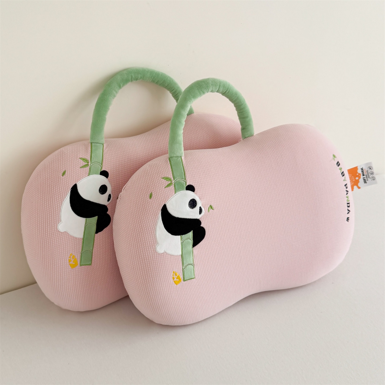 91家纺网 家纺一手货源 找家纺 （总）麦肯锡 2025新款暖绒手提熊猫猫肚枕 枕头枕芯