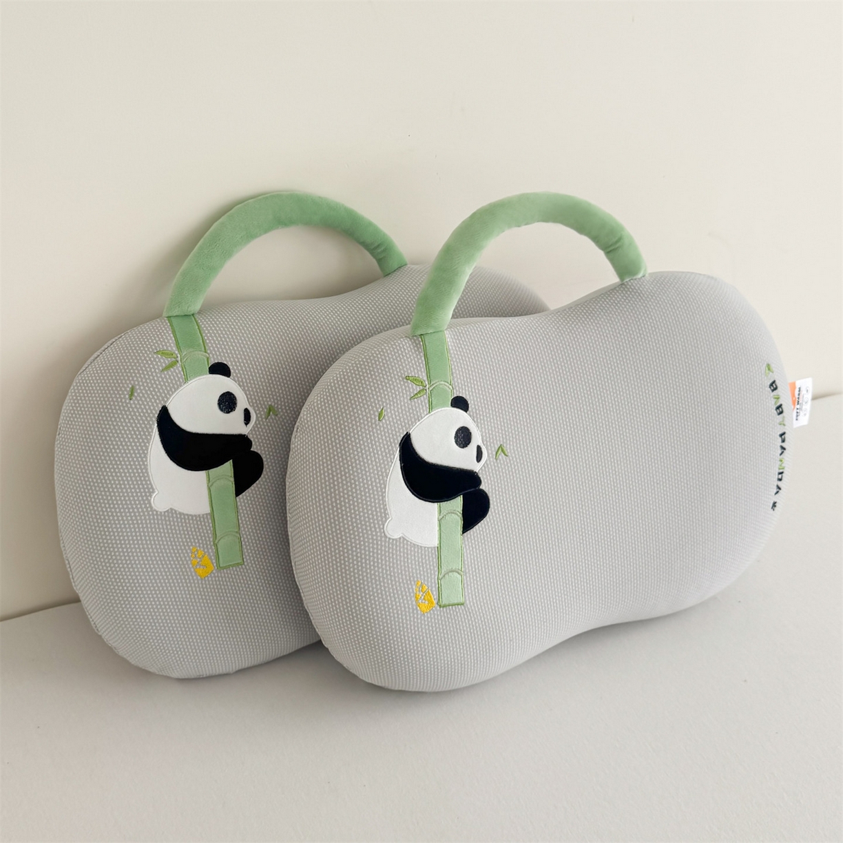 91家纺网 家纺一手货源 找家纺 麦肯锡 2025新款暖绒手提熊猫猫肚枕 枕头枕芯 灰色