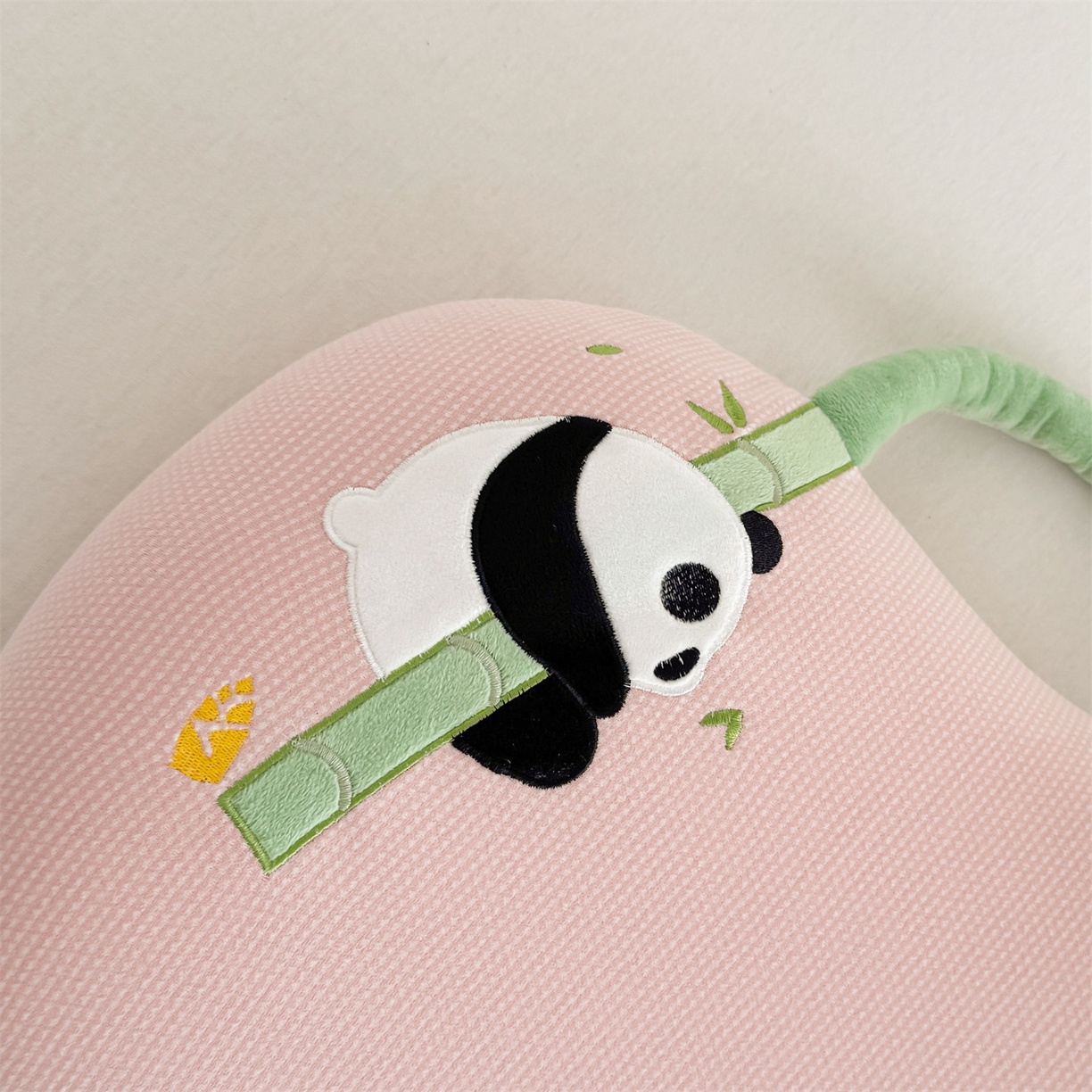 91家纺网 家纺一手货源 找家纺 麦肯锡 2025新款暖绒手提熊猫猫肚枕 枕头枕芯 粉色