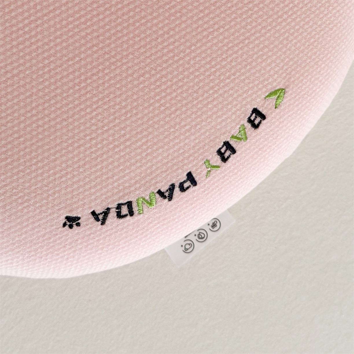 91家纺网 家纺一手货源 找家纺 （总）麦肯锡 2025新款暖绒手提熊猫猫肚枕 枕头枕芯