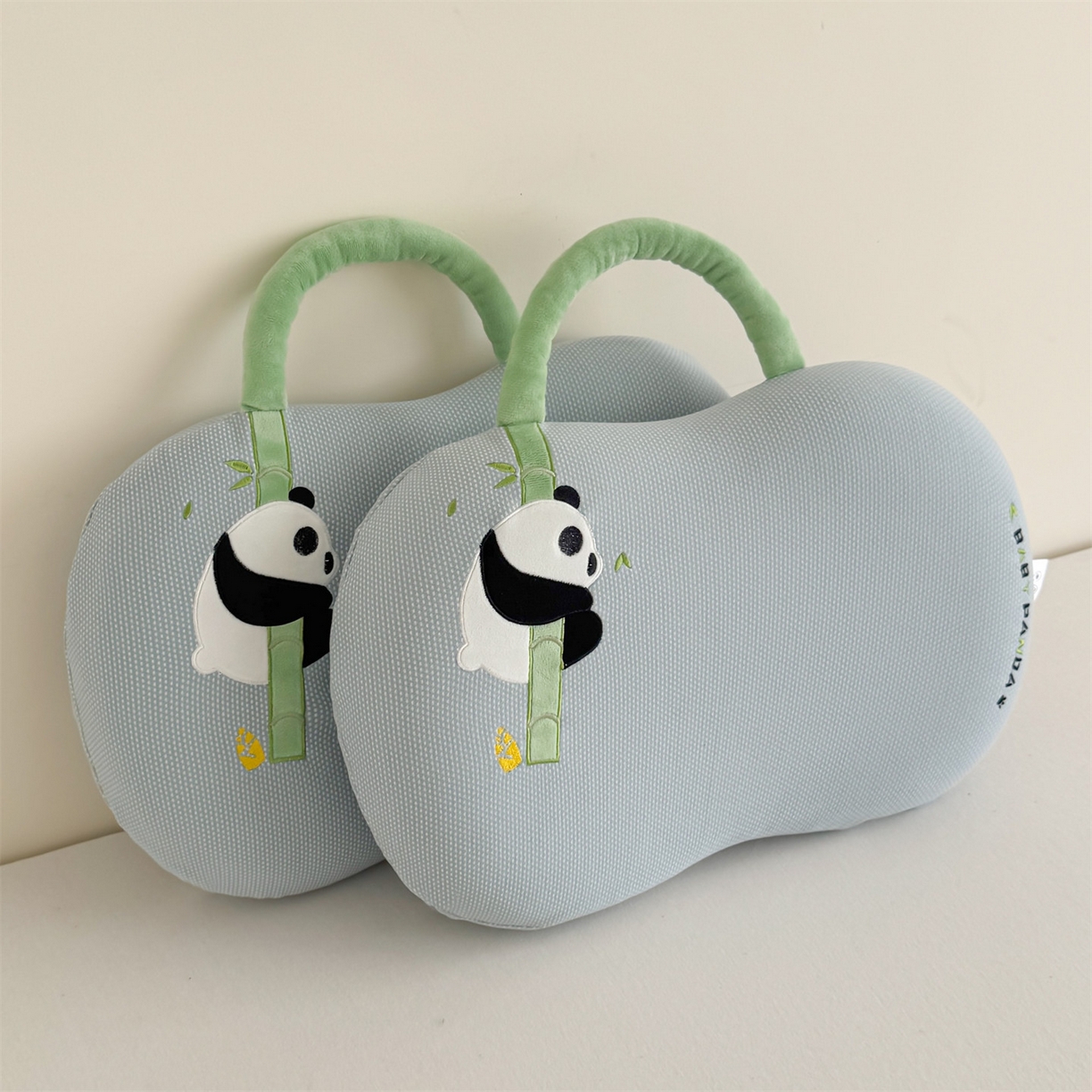 91家纺网 家纺一手货源 找家纺 麦肯锡 2025新款暖绒手提熊猫猫肚枕 枕头枕芯 蓝色