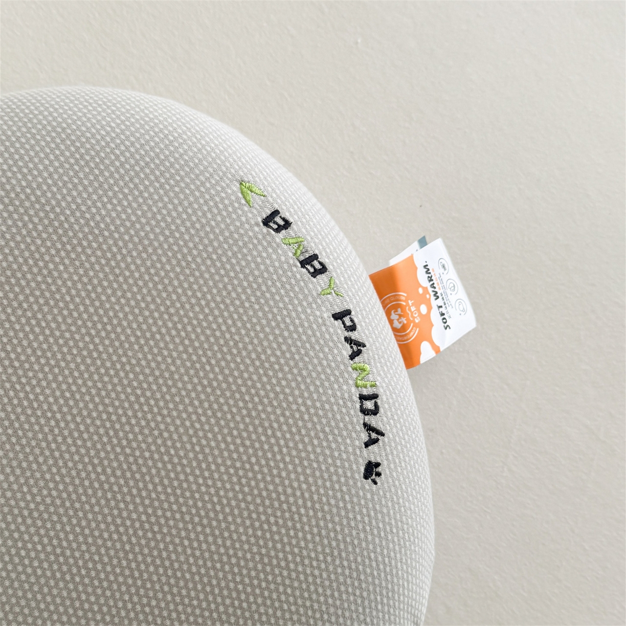 91家纺网 家纺一手货源 找家纺 麦肯锡 2025新款暖绒手提熊猫猫肚枕 枕头枕芯 灰色