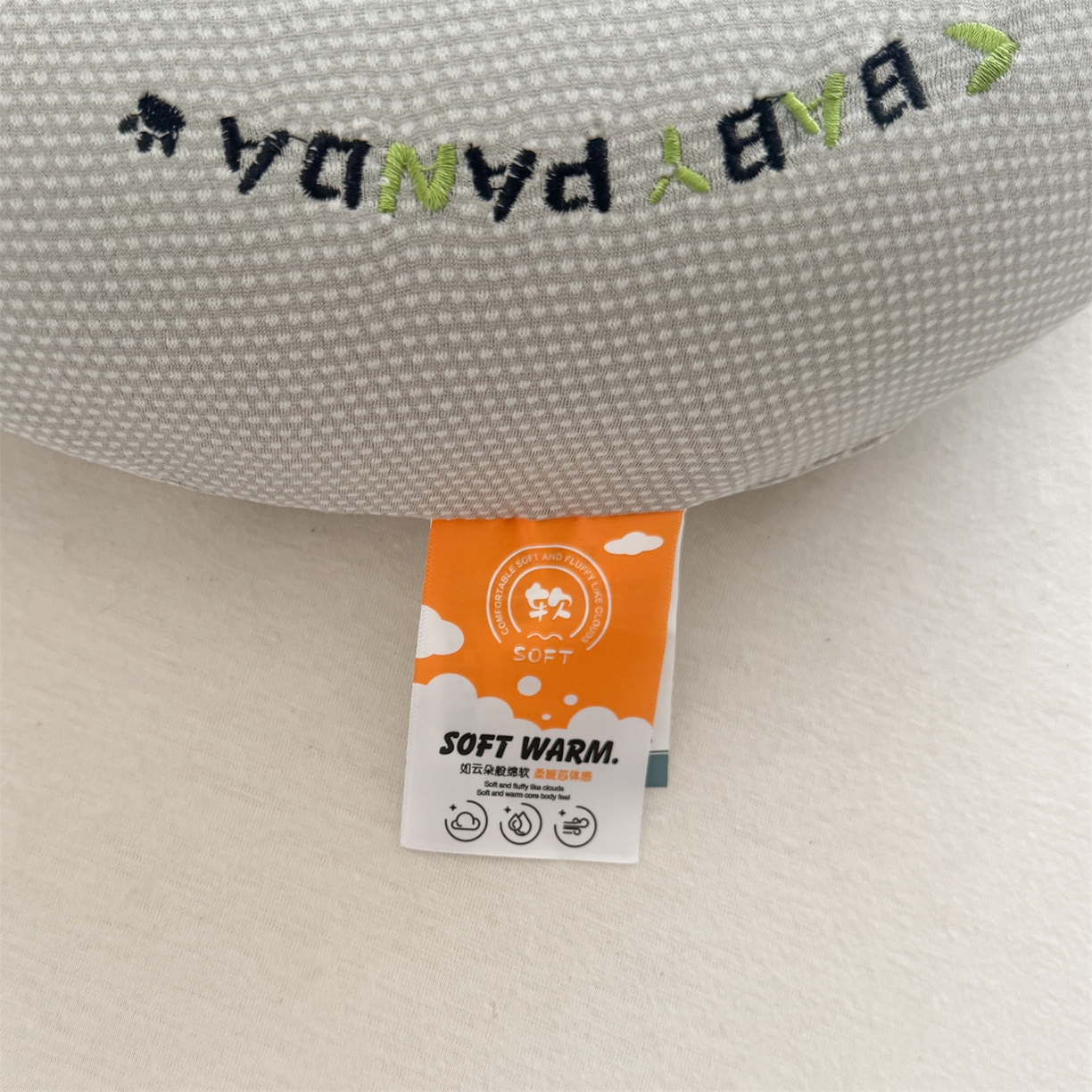 91家纺网 家纺一手货源 找家纺 麦肯锡 2025新款暖绒手提熊猫猫肚枕 枕头枕芯 灰色