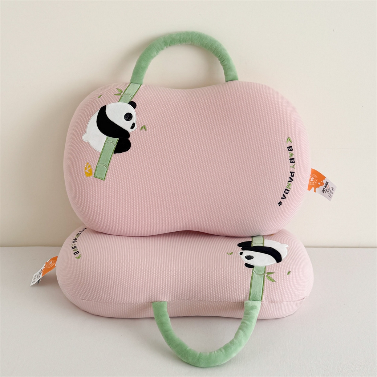 91家纺网 家纺一手货源 找家纺 麦肯锡 2025新款暖绒手提熊猫猫肚枕 枕头枕芯 粉色