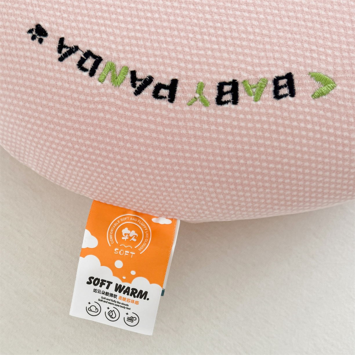 91家纺网 家纺一手货源 找家纺 麦肯锡 2025新款暖绒手提熊猫猫肚枕 枕头枕芯 粉色