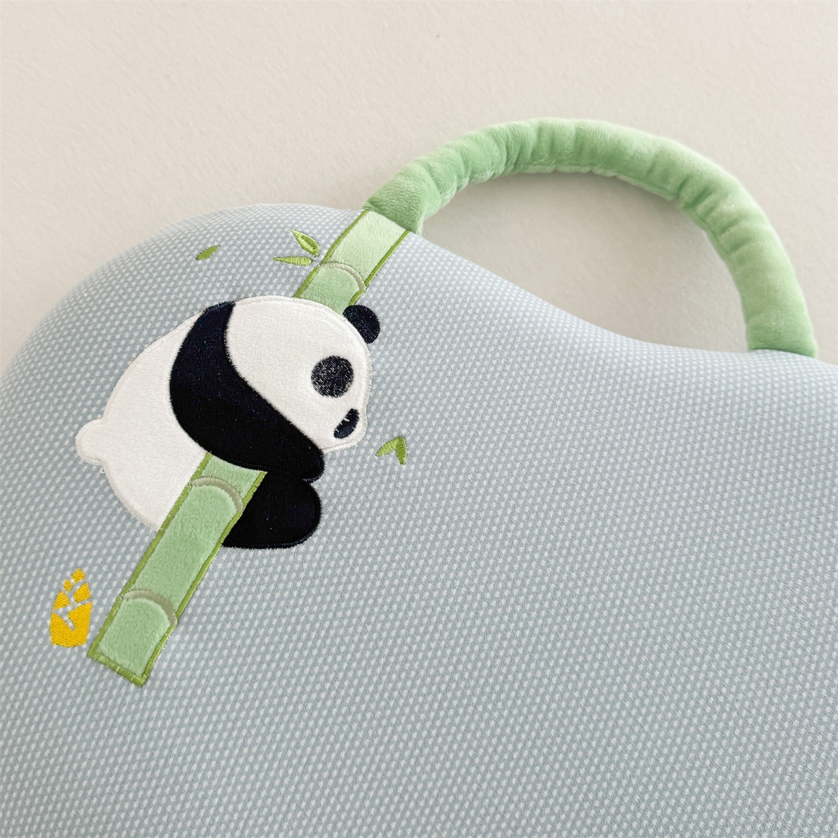 91家纺网 家纺一手货源 找家纺 麦肯锡 2025新款暖绒手提熊猫猫肚枕 枕头枕芯 蓝色