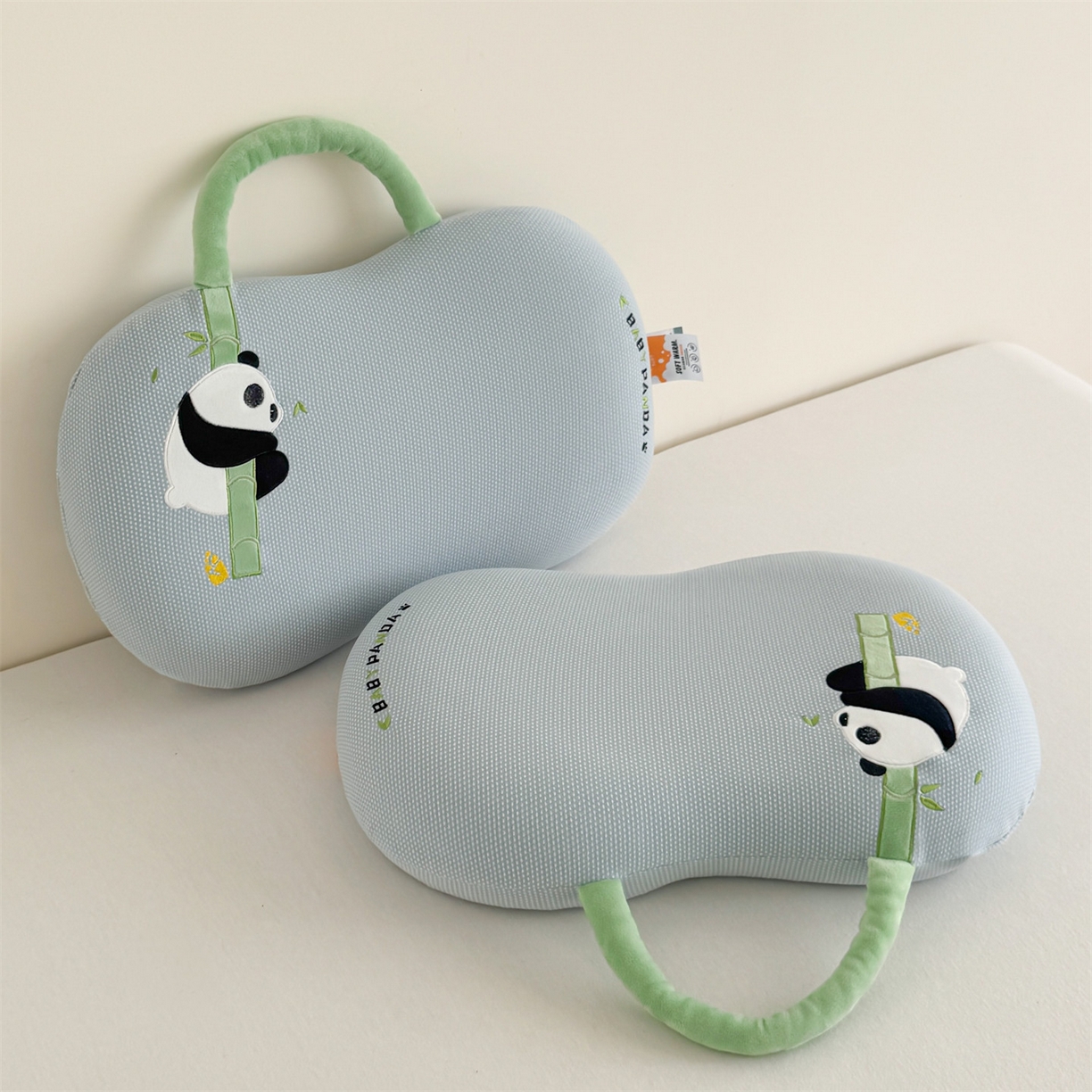 91家纺网 家纺一手货源 找家纺 麦肯锡 2025新款暖绒手提熊猫猫肚枕 枕头枕芯 蓝色