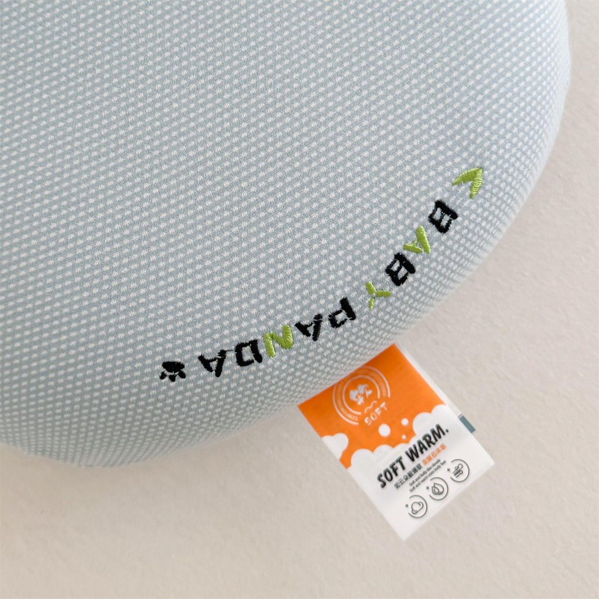 91家纺网 家纺一手货源 找家纺 麦肯锡 2025新款暖绒手提熊猫猫肚枕 枕头枕芯 蓝色