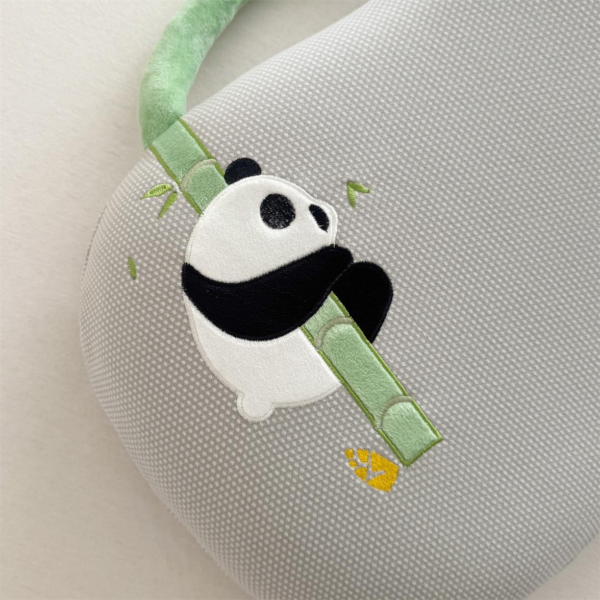 91家纺网 家纺一手货源 找家纺 麦肯锡 2025新款暖绒手提熊猫猫肚枕 枕头枕芯 灰色