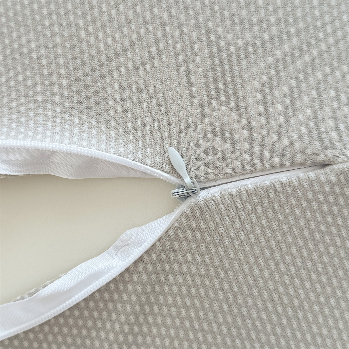 91家纺网 家纺一手货源 找家纺 麦肯锡 2025新款暖绒手提熊猫猫肚枕 枕头枕芯 灰色