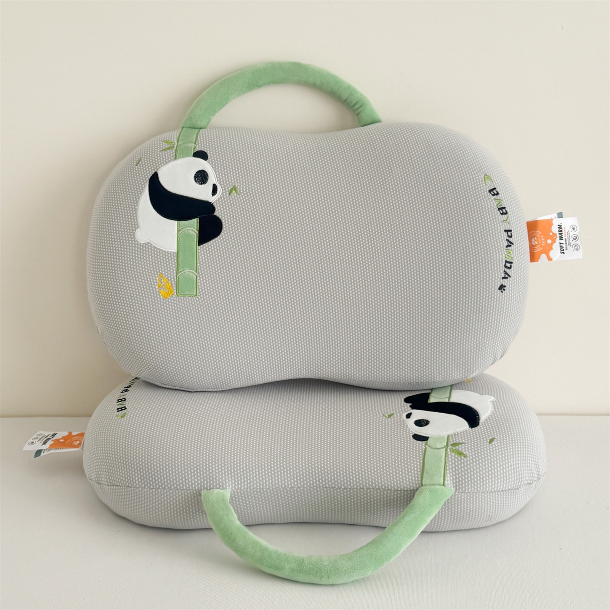 91家纺网 家纺一手货源 找家纺 麦肯锡 2025新款暖绒手提熊猫猫肚枕 枕头枕芯 灰色