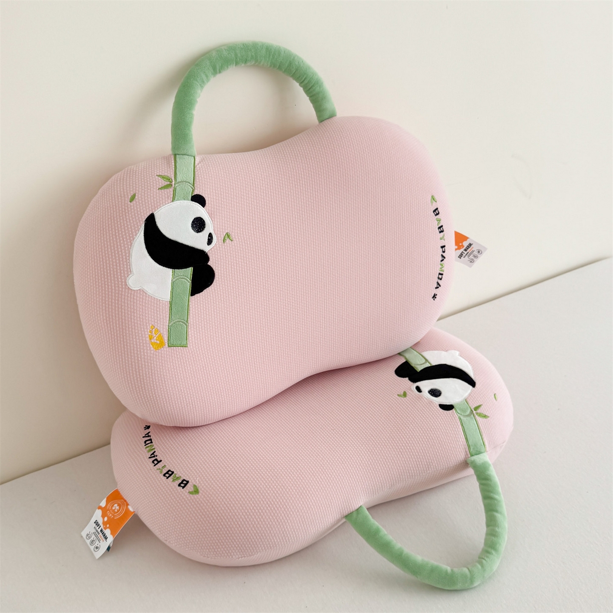 91家纺网 家纺一手货源 找家纺 麦肯锡 2025新款暖绒手提熊猫猫肚枕 枕头枕芯 粉色