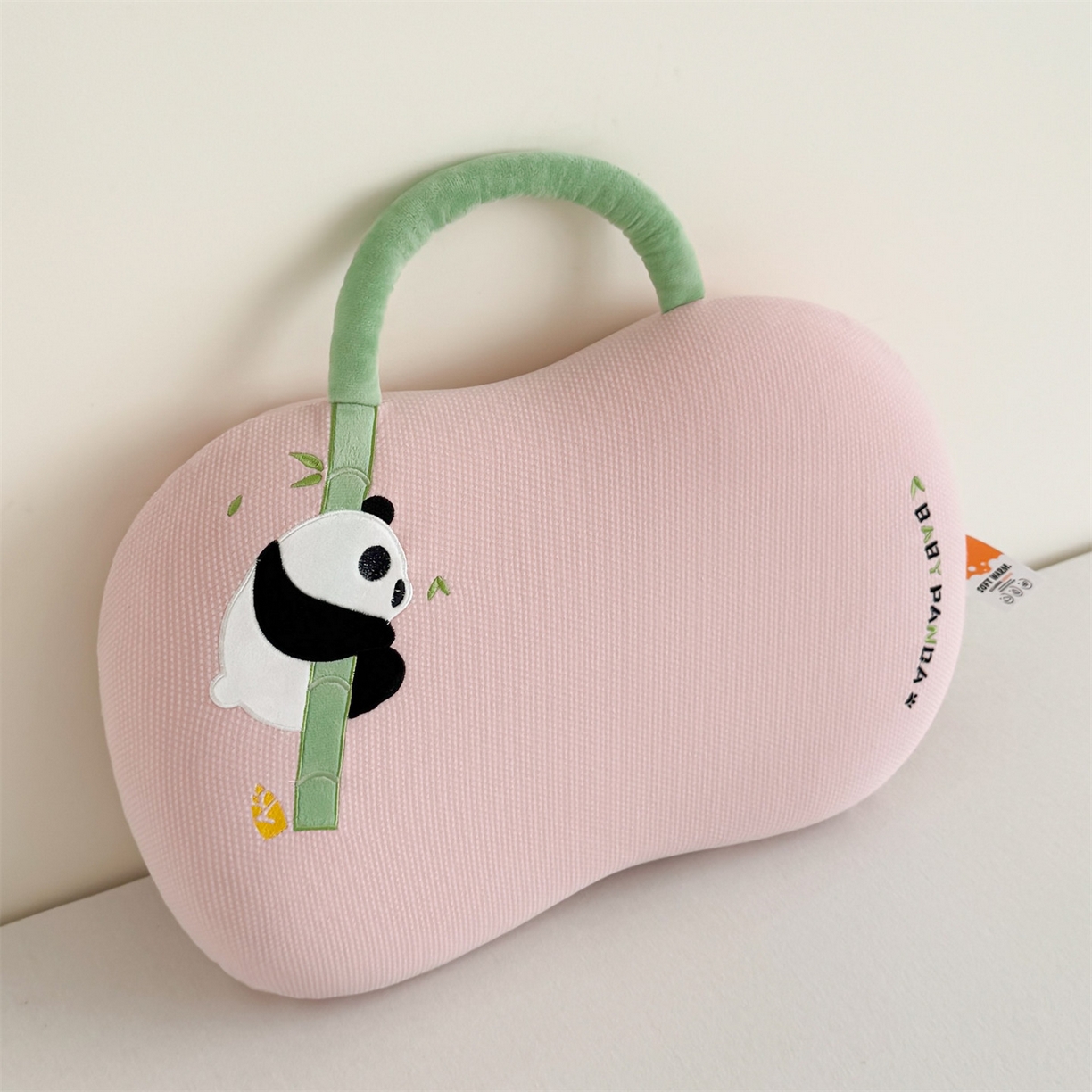 91家纺网 家纺一手货源 找家纺 麦肯锡 2025新款暖绒手提熊猫猫肚枕 枕头枕芯 粉色