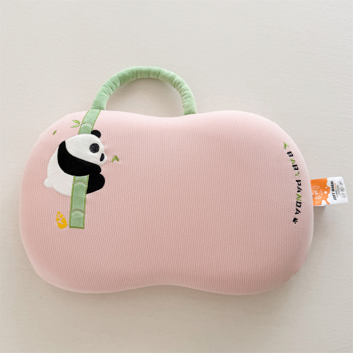 91家纺网 家纺一手货源 找家纺 麦肯锡 2025新款暖绒手提熊猫猫肚枕 枕头枕芯 粉色