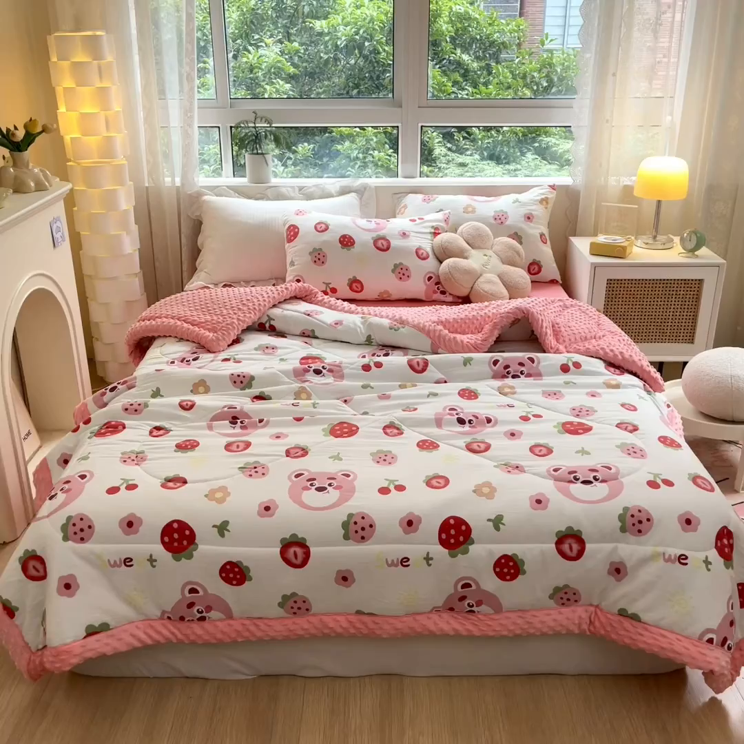91家纺网 家纺一手货源 找家纺 云家 2025新款豆豆绒被子被芯夏凉被空调被四季被 草莓小熊