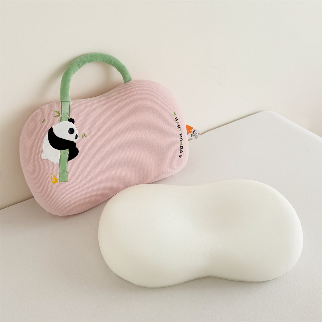 91家纺网 家纺一手货源 找家纺 （总）麦肯锡 2025新款暖绒手提熊猫猫肚枕 枕头枕芯