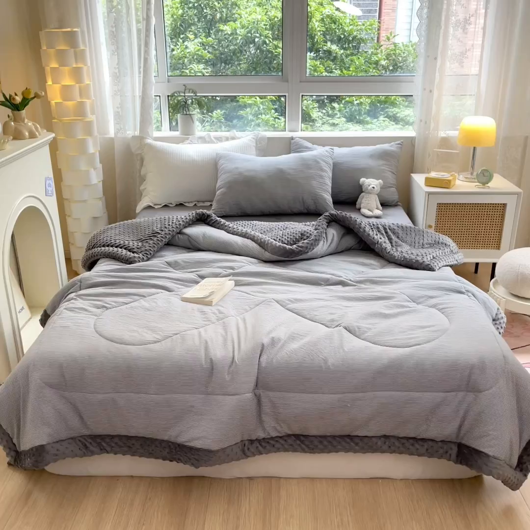 91家纺网 家纺一手货源 找家纺 云家 2025新款豆豆绒被子被芯夏凉被空调被四季被 灰细条