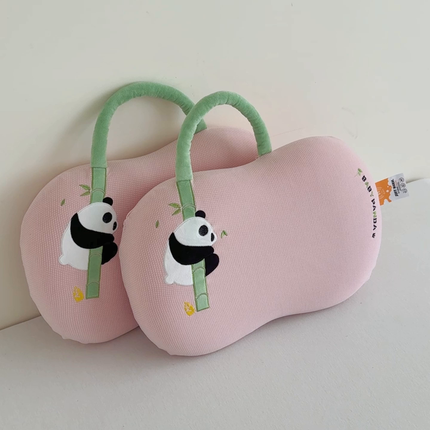 91家纺网 家纺一手货源 找家纺 麦肯锡 2025新款暖绒手提熊猫猫肚枕 枕头枕芯 粉色