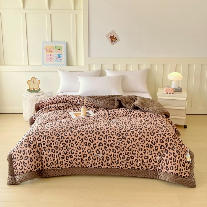 91家纺网 家纺一手货源 找家纺 云家 2025新款豆豆绒被子被芯夏凉被空调被四季被 豹纹