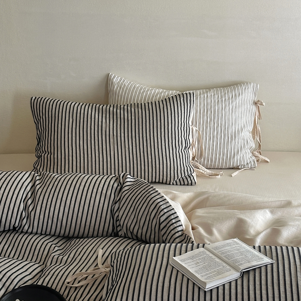 91家纺网 家纺一手货源 找家纺 小春日和 2025新款纯棉棉麻民宿中性风四件套高端全棉人字纹条纹被套加大纯色床单1.8床笠男士四件套 木笙-黑