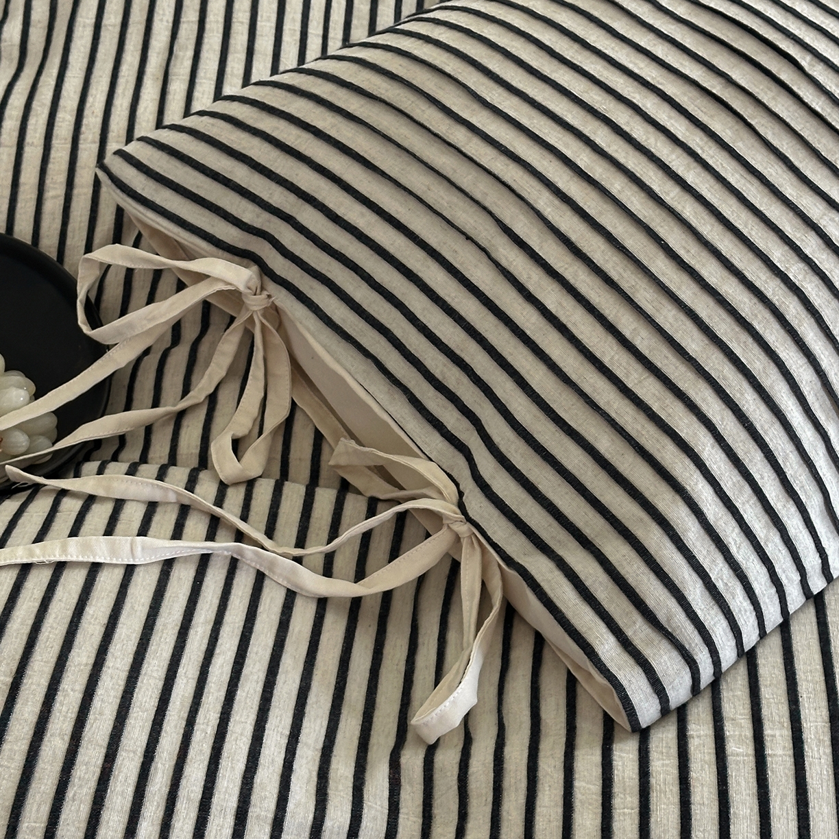 91家纺网 家纺一手货源 找家纺 小春日和 2025新款纯棉棉麻民宿中性风四件套高端全棉人字纹条纹被套加大纯色床单1.8床笠男士四件套 木笙-黑