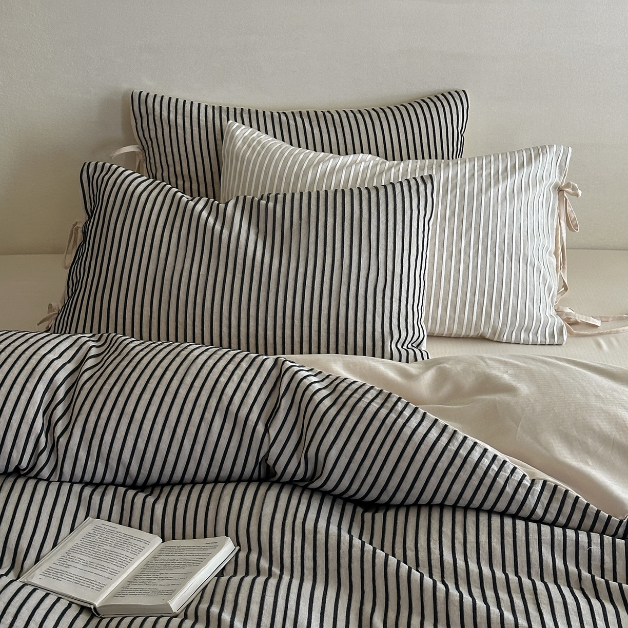 91家纺网 家纺一手货源 找家纺 小春日和 2025新款纯棉棉麻民宿中性风四件套高端全棉人字纹条纹被套加大纯色床单1.8床笠男士四件套 木笙-黑