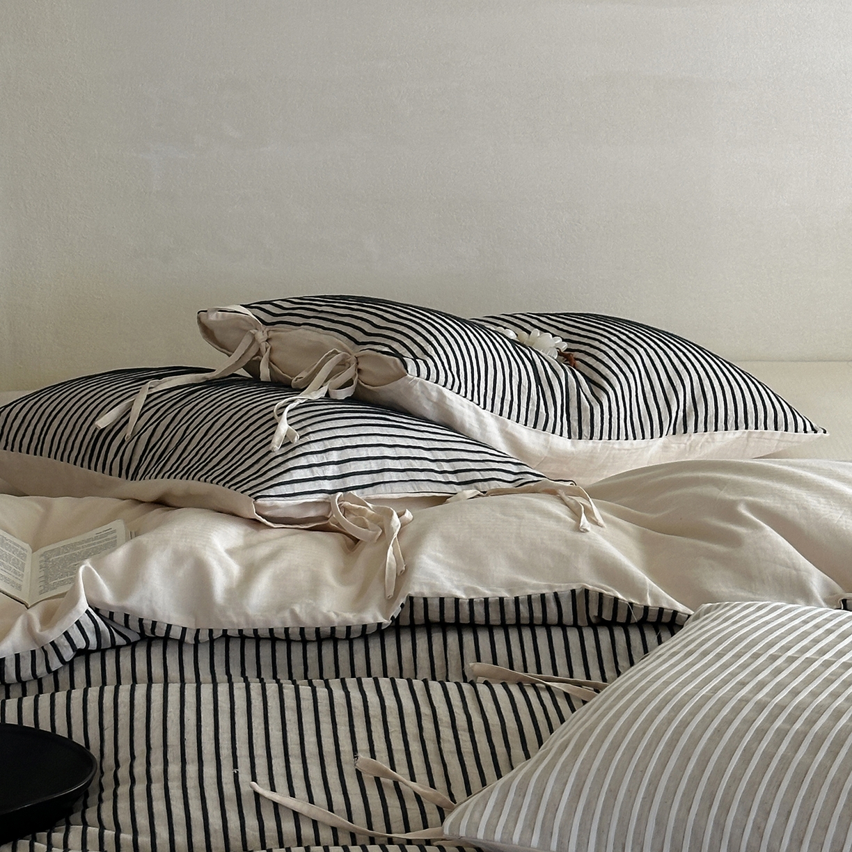 91家纺网 家纺一手货源 找家纺 小春日和 2025新款纯棉棉麻民宿中性风四件套高端全棉人字纹条纹被套加大纯色床单1.8床笠男士四件套 木笙-黑