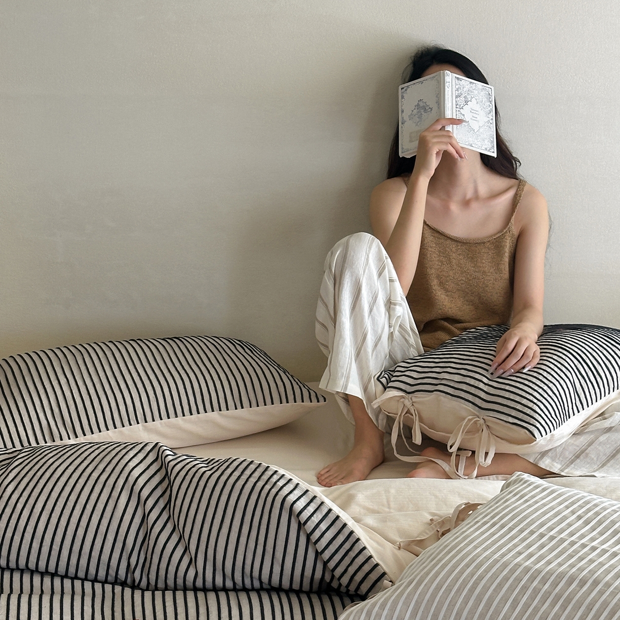 91家纺网 家纺一手货源 找家纺 小春日和 2025新款纯棉棉麻民宿中性风四件套高端全棉人字纹条纹被套加大纯色床单1.8床笠男士四件套 木笙-黑