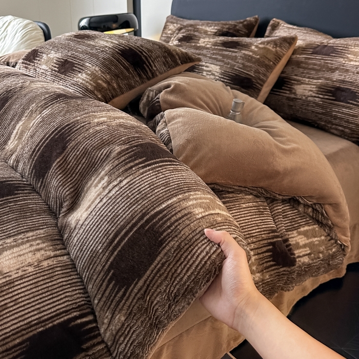 91家纺网 家纺一手货源 找家纺 居易简 2025新款亲肤保暖皮草绒牛奶绒AB面美拉德抽条兔毛绒四件套 爱与轮回