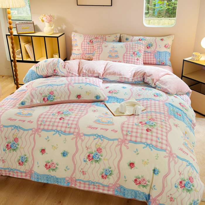 91家纺网 家纺一手货源 找家纺 王朝国际 2026新款高克重牛奶绒印花四件套 爱丽丝