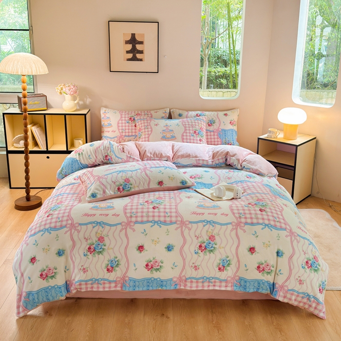 91家纺网 家纺一手货源 找家纺 王朝国际 2026新款高克重牛奶绒印花四件套 爱丽丝