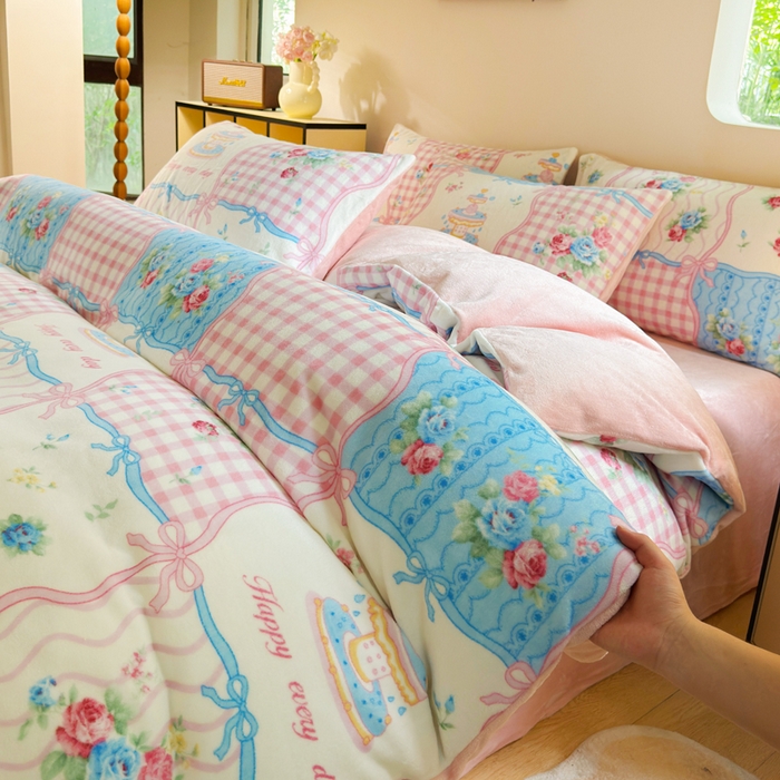 91家纺网 家纺一手货源 找家纺 王朝国际 2026新款高克重牛奶绒印花四件套 爱丽丝