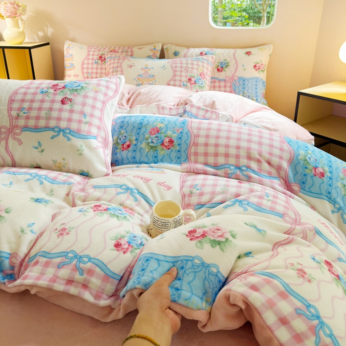 91家纺网 家纺一手货源 找家纺 王朝国际 2026新款高克重牛奶绒印花四件套 爱丽丝