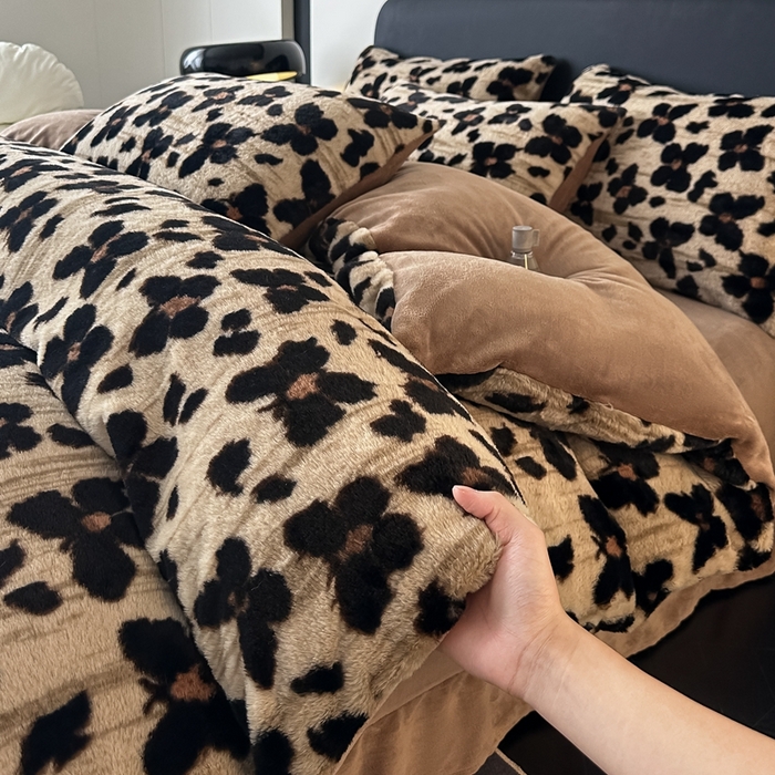 91家纺网 家纺一手货源 找家纺 居易简 2025新款亲肤保暖皮草绒牛奶绒AB面美拉德抽条兔毛绒四件套 蝴蝶咖