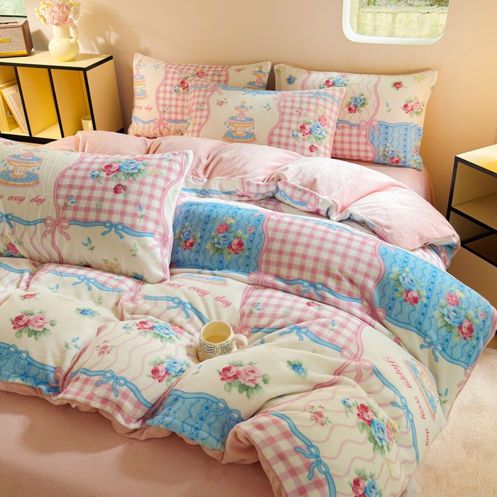 91家纺网 家纺一手货源 找家纺 王朝国际 2026新款高克重牛奶绒印花四件套 爱丽丝