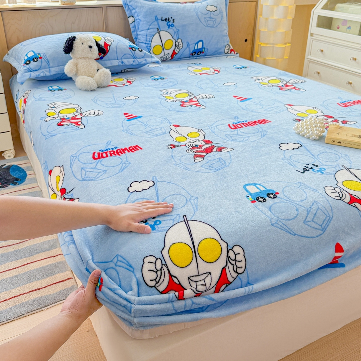 91家纺网 家纺一手货源 找家纺 名兮-2025经典奥特曼-三丽鸥高克重印花牛奶绒床笠 云朵奥特曼