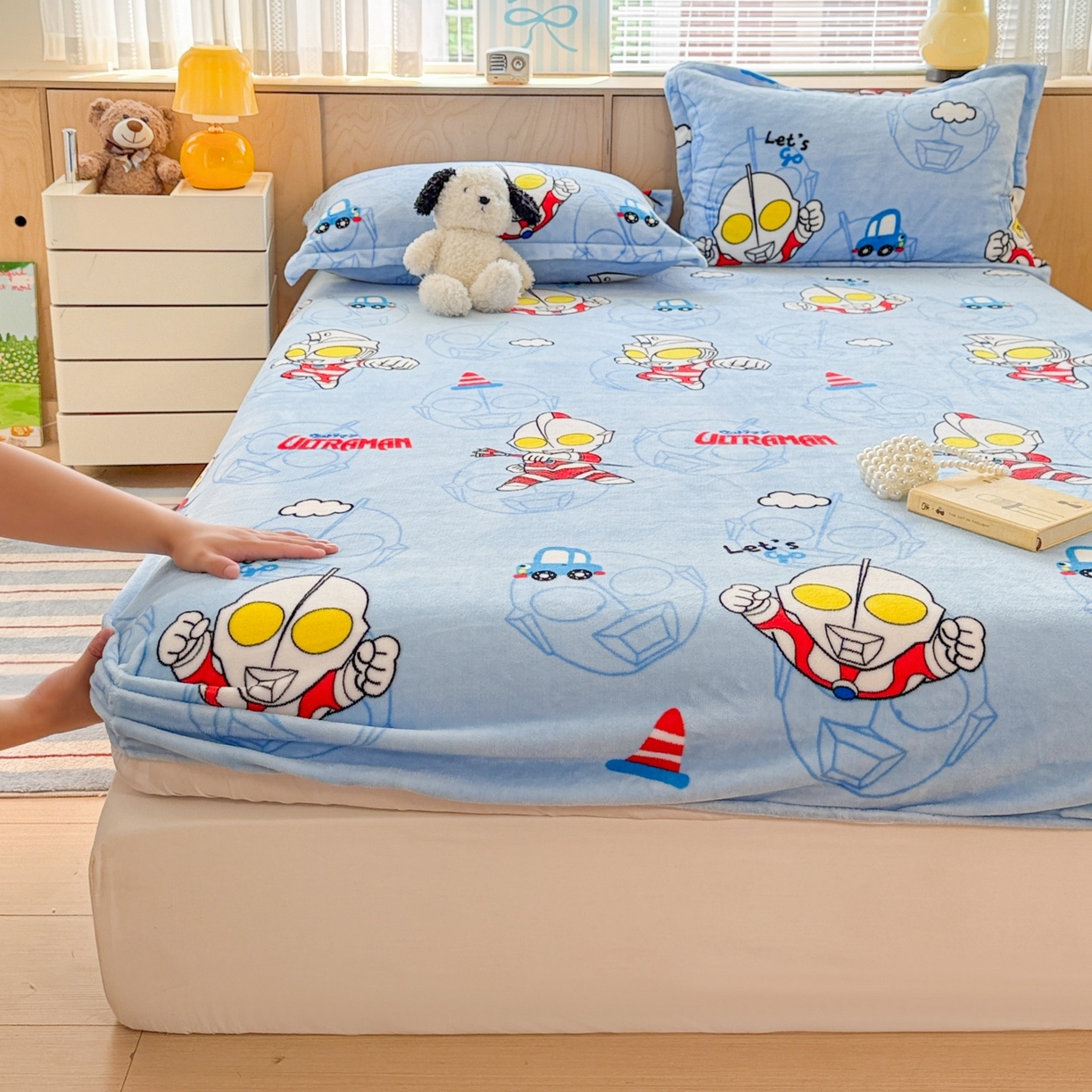 91家纺网 家纺一手货源 找家纺 名兮-2025经典奥特曼-三丽鸥高克重印花牛奶绒床笠 云朵奥特曼