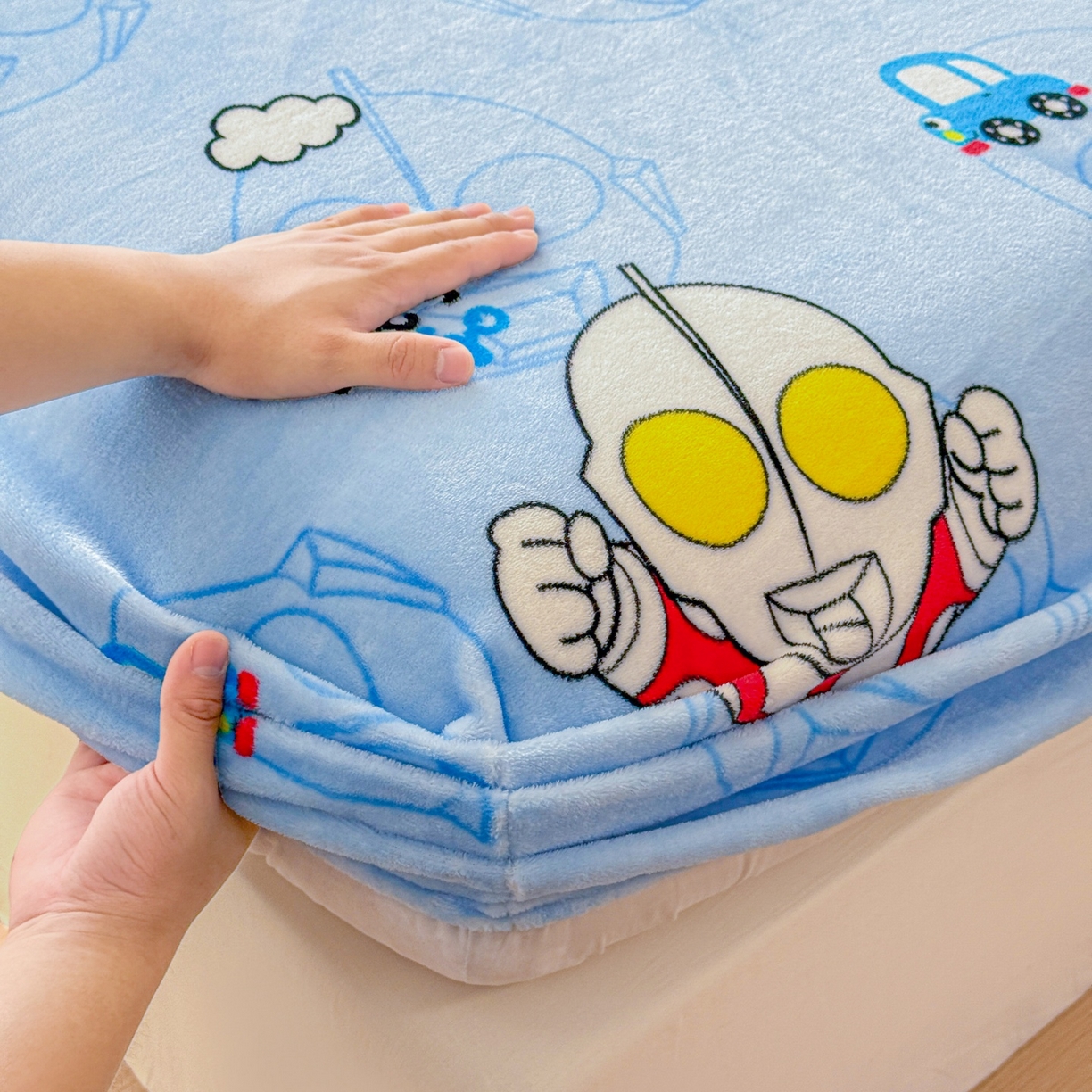 91家纺网 家纺一手货源 找家纺 名兮-2025经典奥特曼-三丽鸥高克重印花牛奶绒床笠 云朵奥特曼