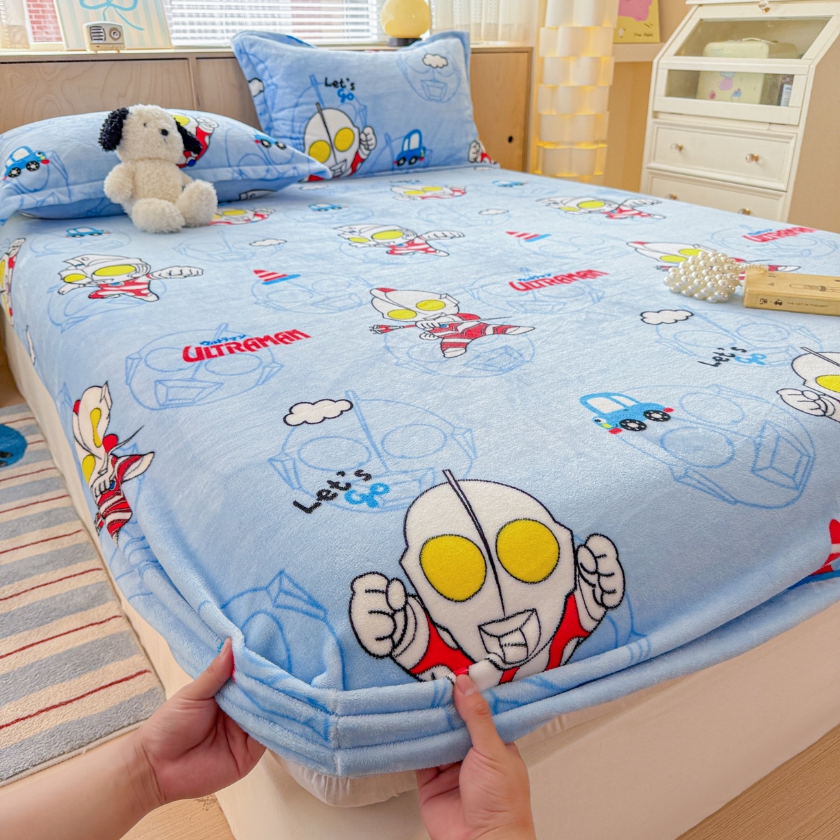 91家纺网 家纺一手货源 找家纺 名兮-2025经典奥特曼-三丽鸥高克重印花牛奶绒床笠 云朵奥特曼