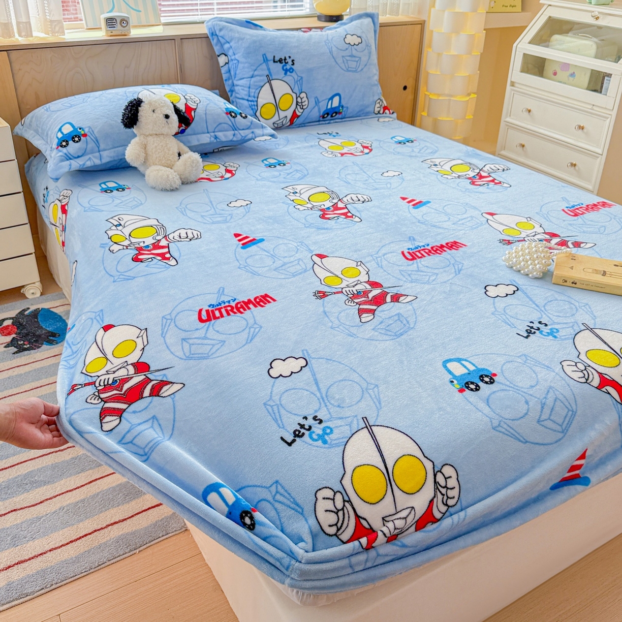 91家纺网 家纺一手货源 找家纺 名兮-2025经典奥特曼-三丽鸥高克重印花牛奶绒床笠 云朵奥特曼