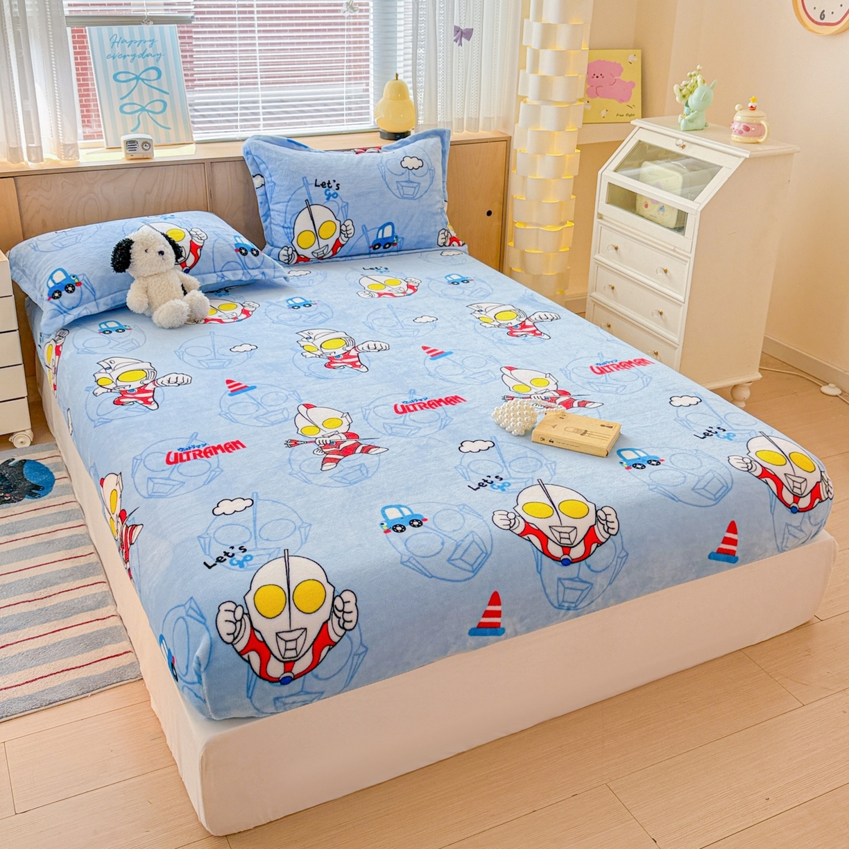 91家纺网 家纺一手货源 找家纺 名兮-2025经典奥特曼-三丽鸥高克重印花牛奶绒床笠 云朵奥特曼