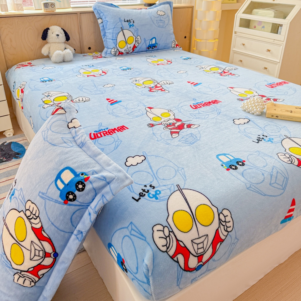 91家纺网 家纺一手货源 找家纺 名兮-2025经典奥特曼-三丽鸥高克重印花牛奶绒床笠 云朵奥特曼