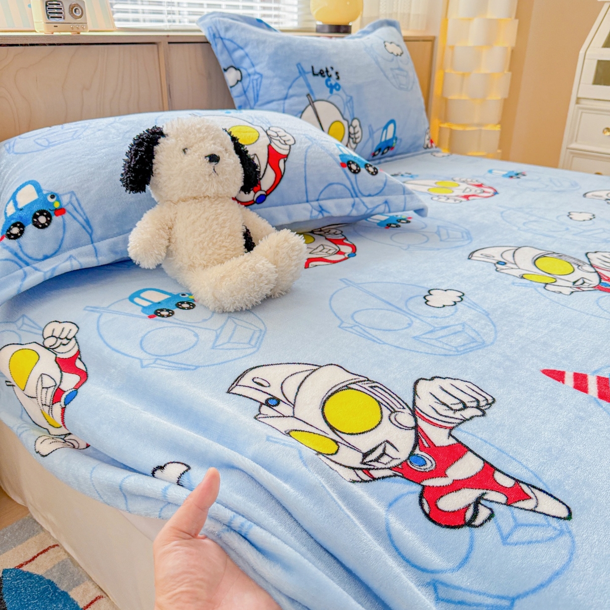 91家纺网 家纺一手货源 找家纺 名兮-2025经典奥特曼-三丽鸥高克重印花牛奶绒床笠 云朵奥特曼