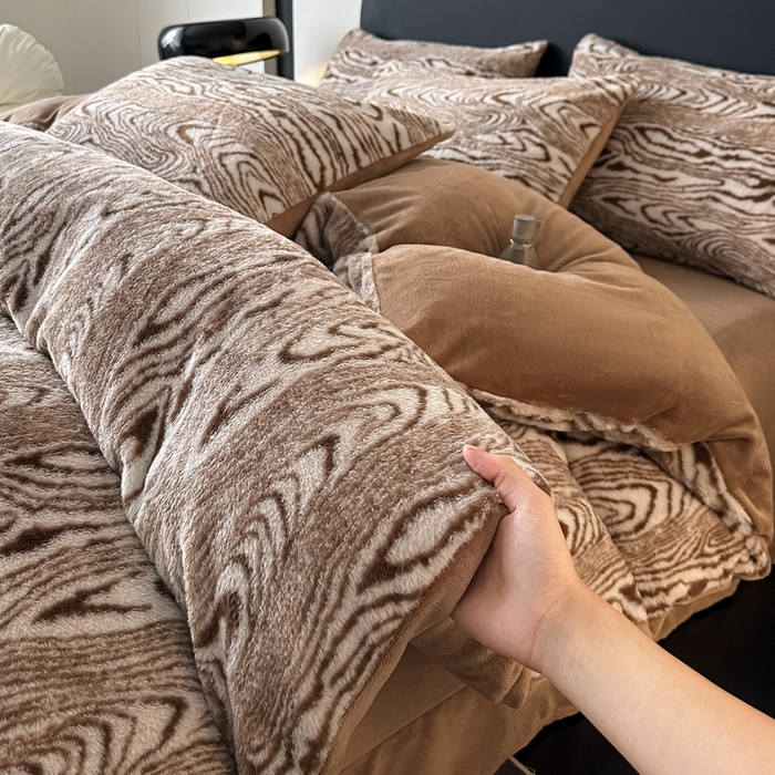 91家纺网 家纺一手货源 找家纺 居易简 2025新款亲肤保暖皮草绒牛奶绒AB面美拉德抽条兔毛绒四件套 静谧时光