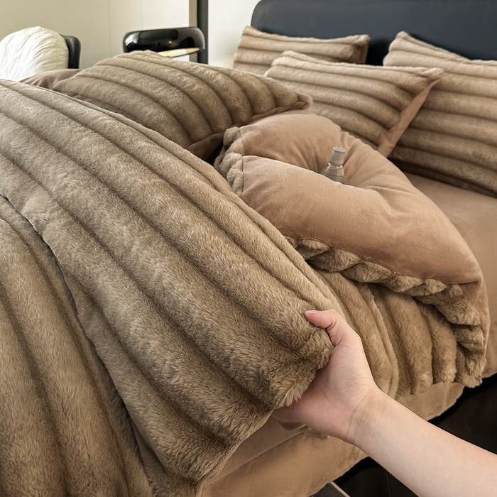 91家纺网 家纺一手货源 找家纺 居易简 2025新款亲肤保暖皮草绒牛奶绒AB面美拉德抽条兔毛绒四件套 奶油咖